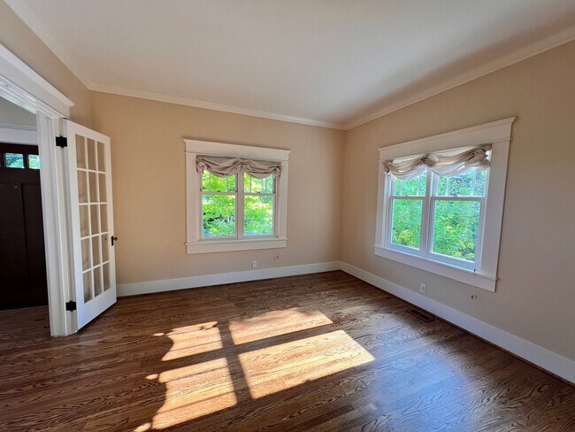 Building Photo - Gorgeous, Executive Living in Beautiful Ma...