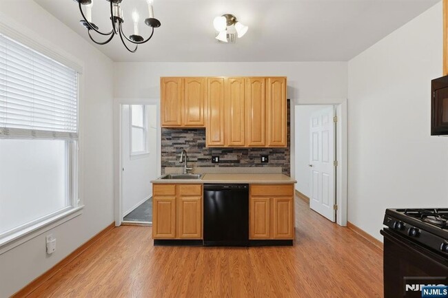 Building Photo - 394 Woodlawn Ave