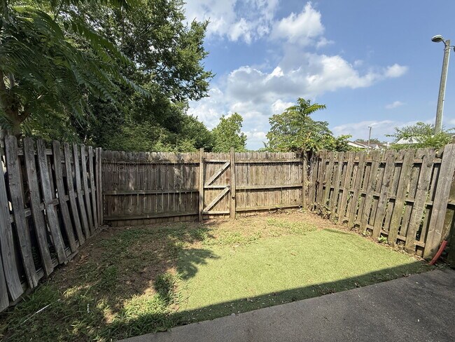 Building Photo - 809 Denton Cir