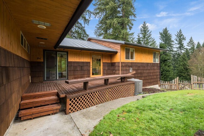 Building Photo - 5 Bedroom 3 Bathroom House With A Huge Yard