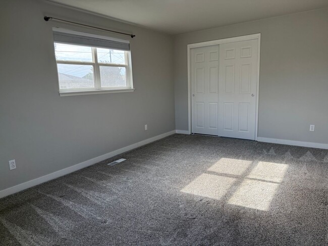 Building Photo - Spacious 3 Bedroom Home with Large Yard & 2-Car Garage