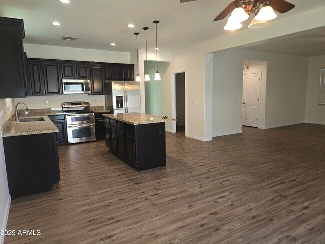 Building Photo - 1514 E Hummingbird Way