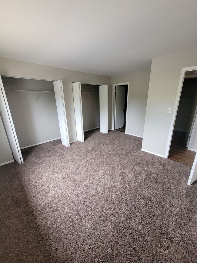 Building Photo - Charming Two-Bedroom Two Bathroom Apartment in Prime Chesterton Location!