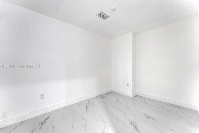 Building Photo - 725 NE 24th St