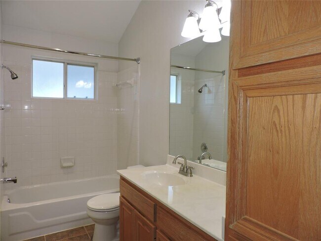 Building Photo - 1404 Peachtree Valley Dr