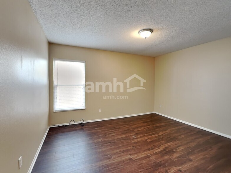 Building Photo - 3025 Holland Dr