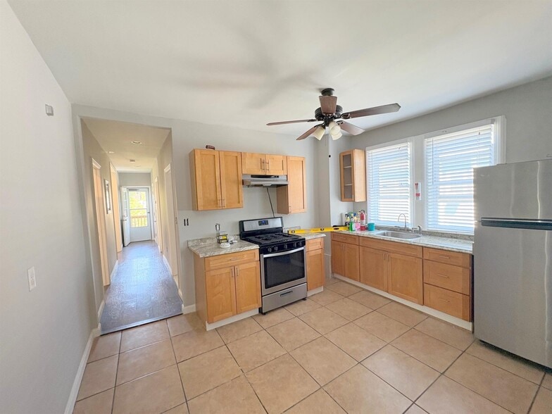 Building Photo - 196 Sherman St