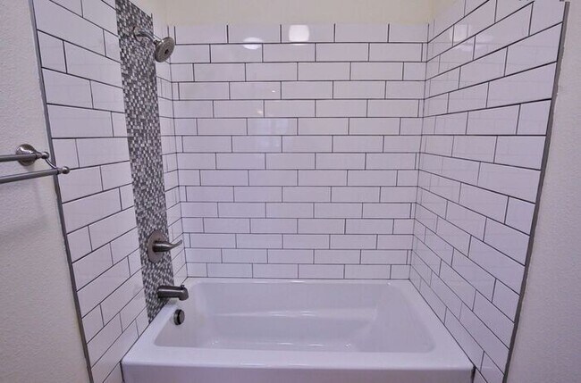 Building Photo - 3 Bedroom, 2.5 Bath Townhome