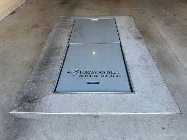 Building Photo - Spacious & Modern Home - 10 Minutes from Tinker AFB!