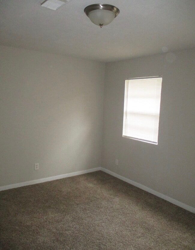 Building Photo - 8 Lanes End