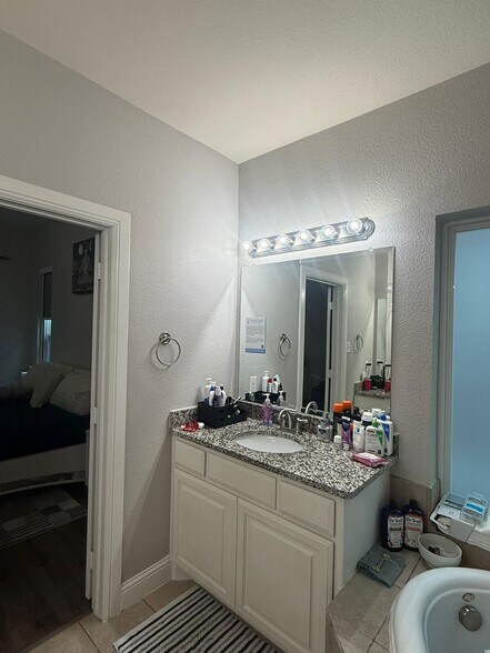 Building Photo - 15572 Yarberry Dr