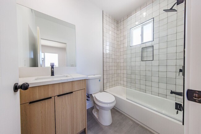 Building Photo - 2847 S Victoria Ave