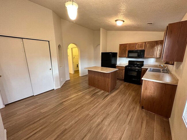 Building Photo - 4 bed 2 bath home in Huning Ranch