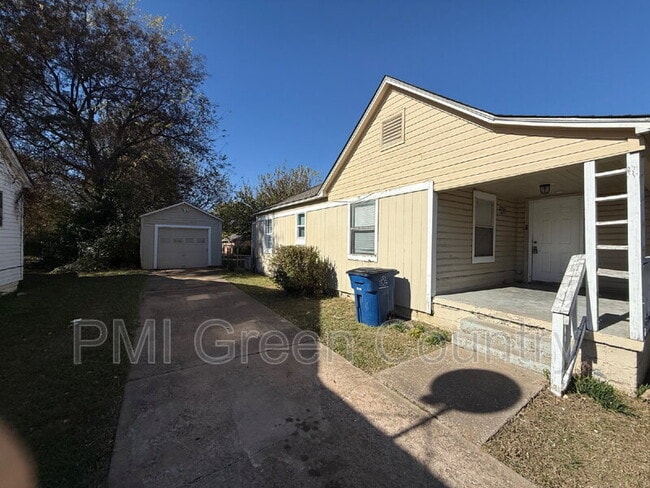 Building Photo - 2432 N Quincy Ave