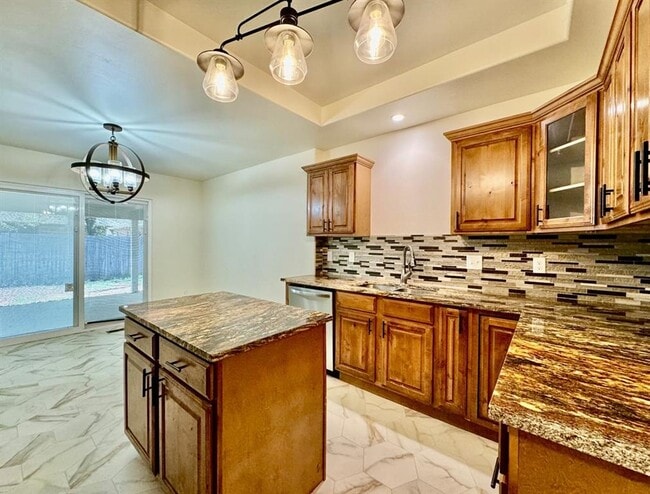 Building Photo - 308 N Lockeport Dr