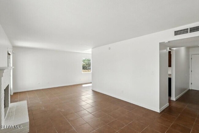 Building Photo - 2900 Roy Pace Dr