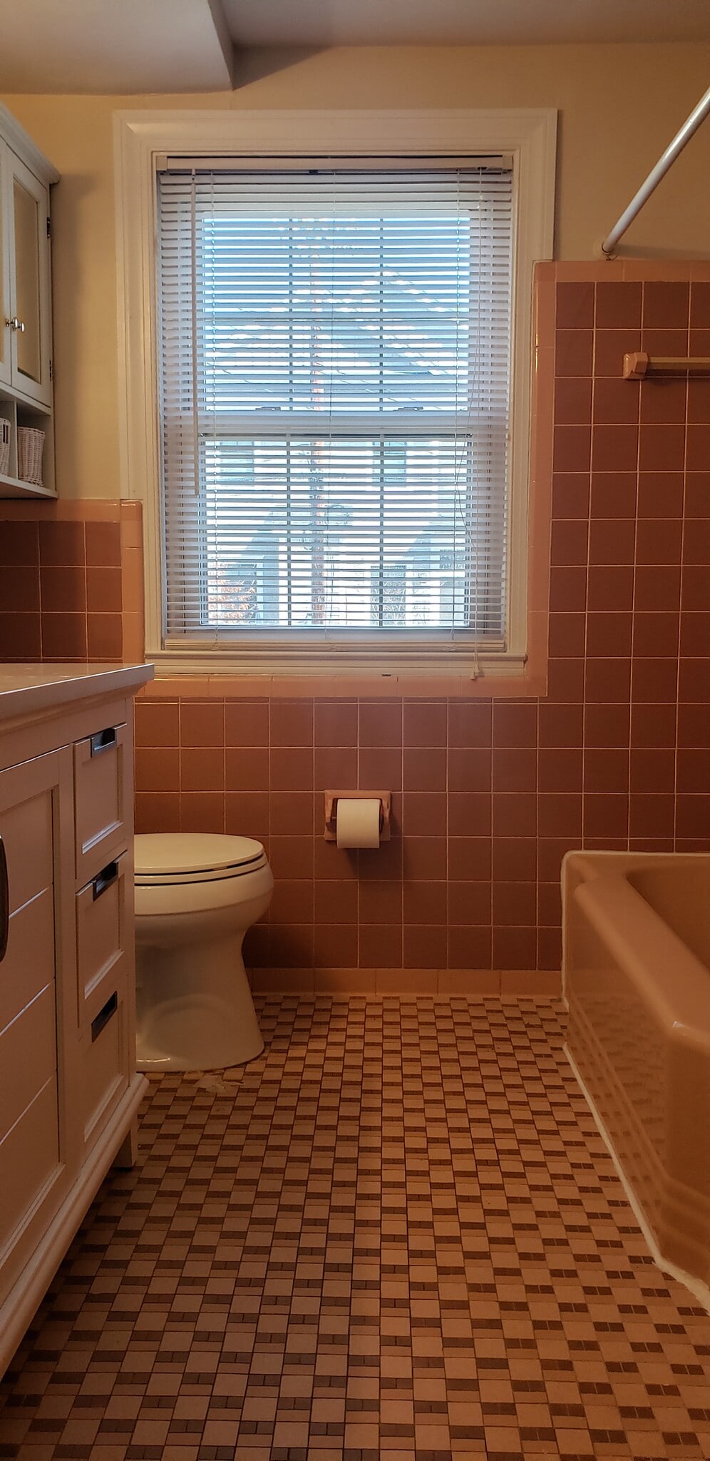 fully tiled bath in excellent condition - 805 23rd St S