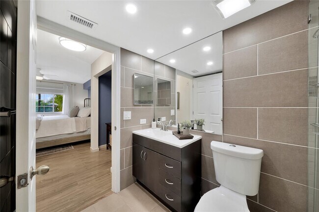 Building Photo - 2005 SE 10th Ave