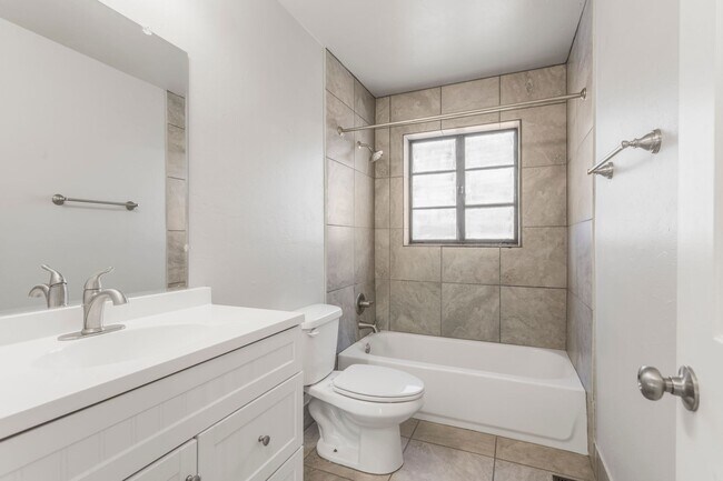 Building Photo - Live/work One Bedroom with Study in Plaza ...