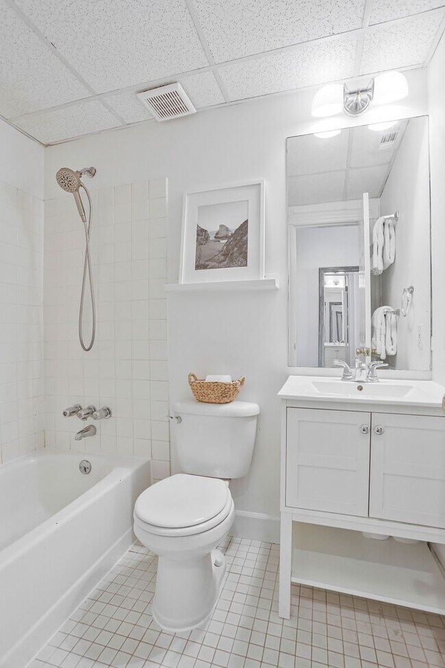 Building Photo - Kalorama Apartment – Renovated One-Bedroom with Private Balcony