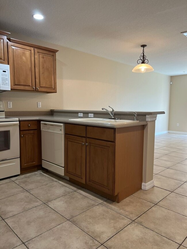 Building Photo - Gated 3/2.5 Townhouse with Garage in Altam...