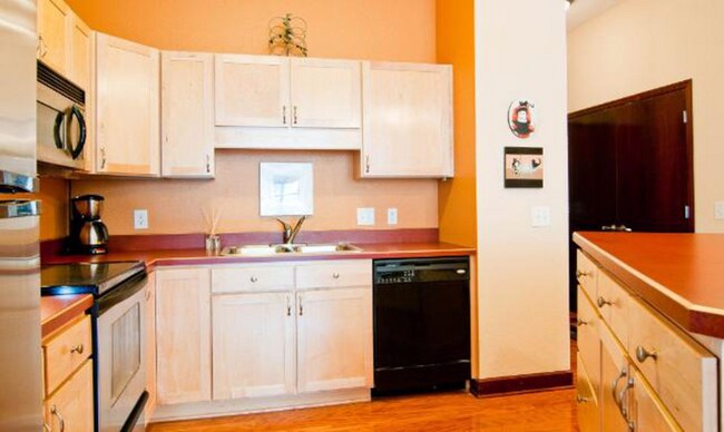 Building Photo - 308 E 18th St