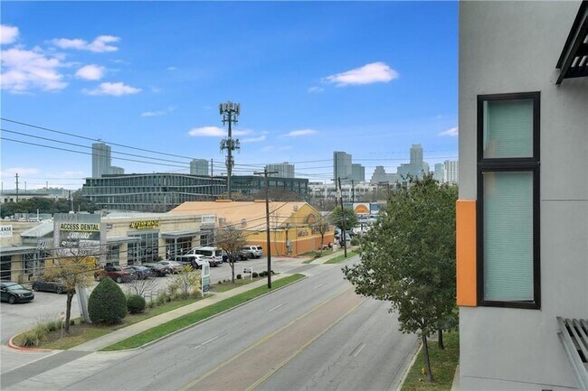 Building Photo - 2002 E 7th St