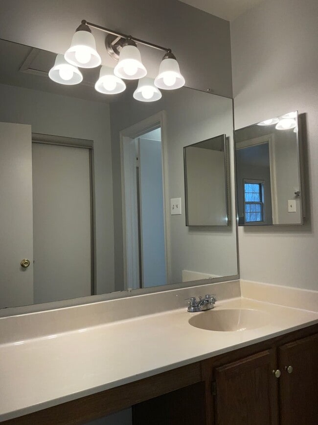 Building Photo - Very clean and well maintained 3BR 2.5BA single family home with large rear deck and 1 car garage