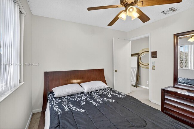 Building Photo - 9481 Oak Grove Cir