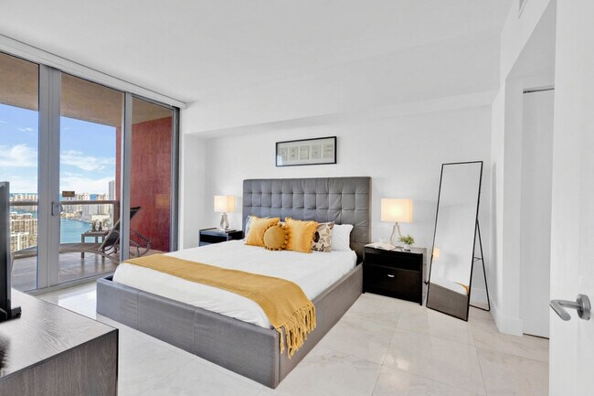 Building Photo - 2602 E Hallandale Beach Blvd