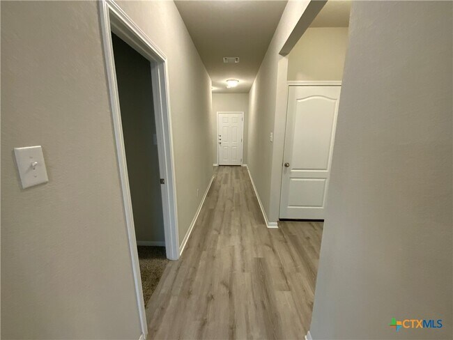 Building Photo - 4721 Highmont Dr