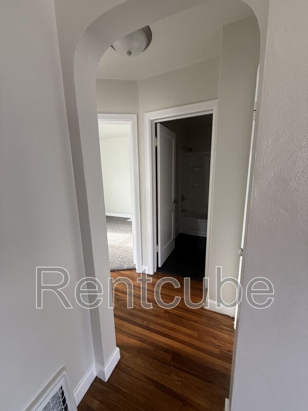 Building Photo - 3025 Windsor Ave