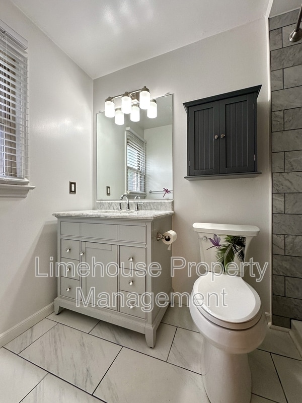 Building Photo - 4033 Kalona Rd