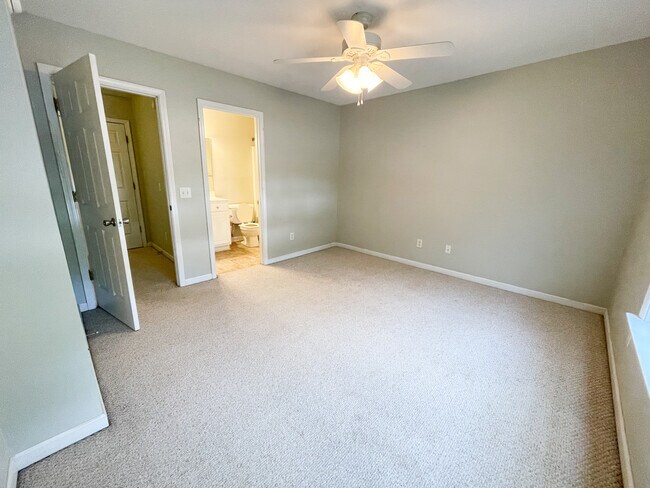 Building Photo - 12 Magnolia Glen Ln