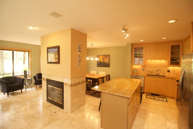 Building Photo - Furnished Rental - $250 Off First Full Months Rent