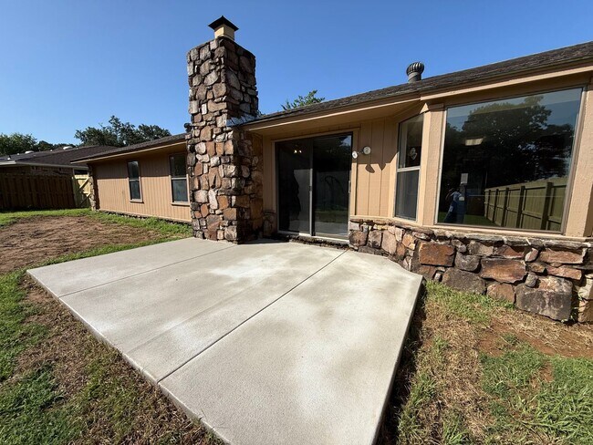 Building Photo - 3 Bed 2 Bath Duplex with 2 Car Garage.  Gas Heat & Hot Water.  Yard Care Included.