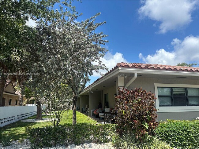 Building Photo - 1045 NE 10th Ave