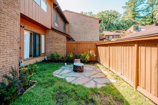 Building Photo - Spacious 5-Bedroom End-Unit Townhome in Reston with 3 Finished Levels, Renovated Kitchen & Fenced...