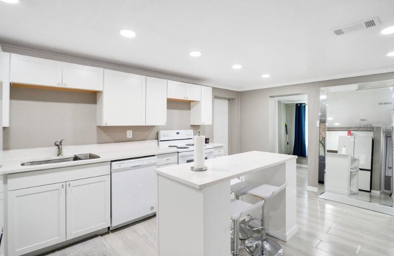 Building Photo - 2907 E Washington St