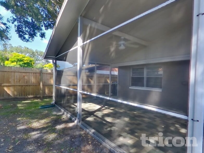 Building Photo - 16013 Woodpine Dr