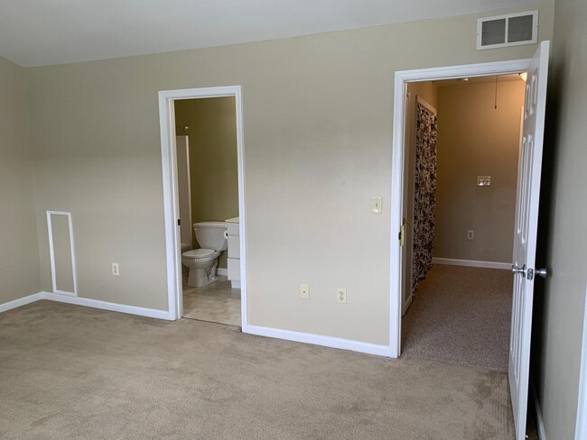 Building Photo - 2 BR Townhouse