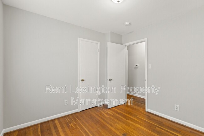 Building Photo - 3560 Lansdowne Dr