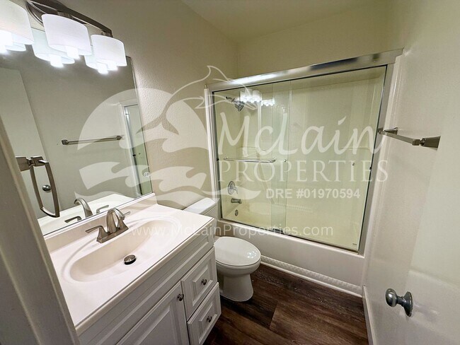 Building Photo - The Grove 2bd/1ba, Corner Unit