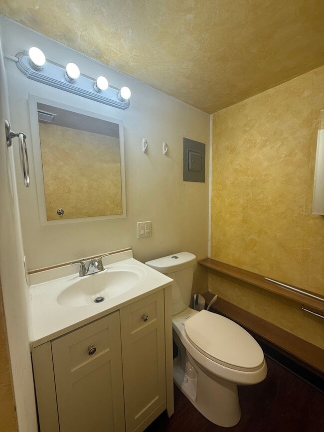 Building Photo - Cozy & Quiet 1 Bedroom, 1 Bath Apartment – Centrally Located