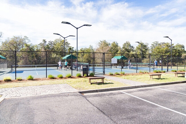 Building Photo - 526 Camellia Ct