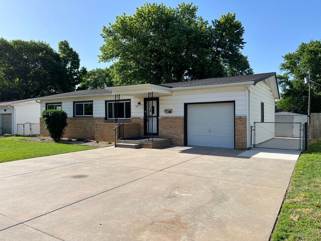 Building Photo - Newly Remodeled 3 Bed 1 Bath Home in Derby!!