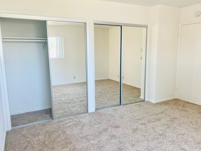 Building Photo - PERFECTLY LOCATED POINT LOMA 2BD/1.5BA TOW...