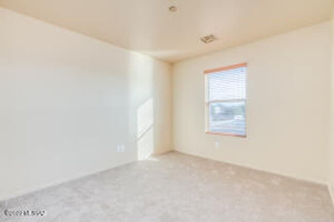 Building Photo - Well maintained 2-story, 4 bedroom and 2.5...