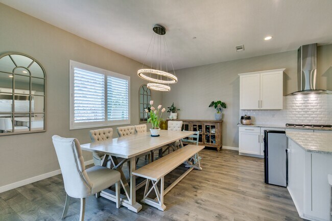 Building Photo - Luxury Rental with Mountain Views in Gated Henderson Community