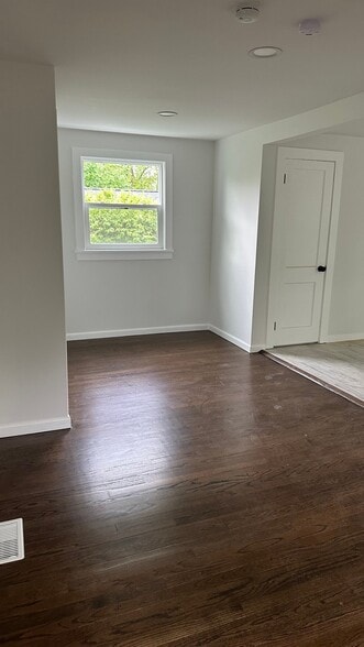 Building Photo - 10 Maple Way